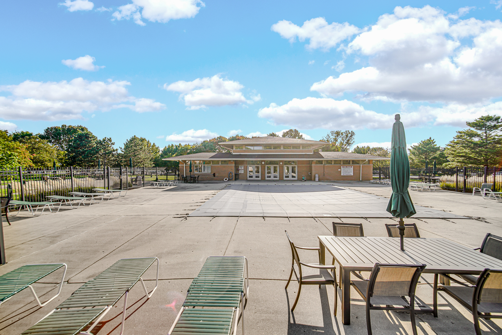 730 Creekside Drive, Unit 405C Mount Prospect, IL 60056 - Photo 33 of 34 a view of a terrace with sitting area