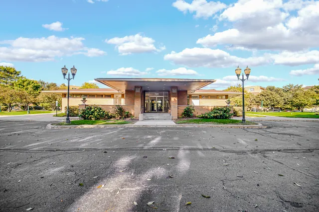 $460,000 | 730 Creekside Drive, Unit 405C, Mount Prospect, IL 60056