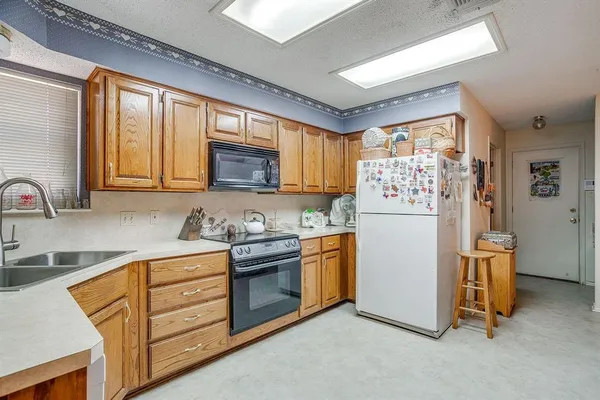 $256,900 | 1086 Rock Ridge Drive, Burleson, TX 76028