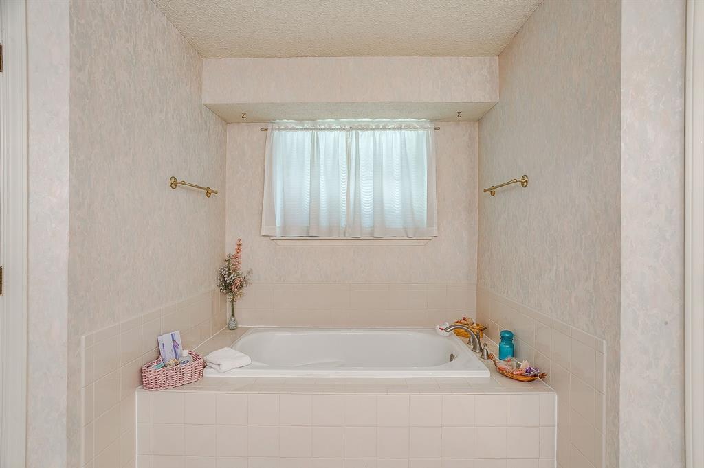 1086 Rock Ridge Drive Burleson, TX 76028 - Photo 27 of 40 a bathroom with a bathtub