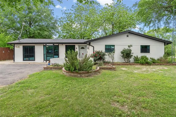 a view of a house with backyard and garden