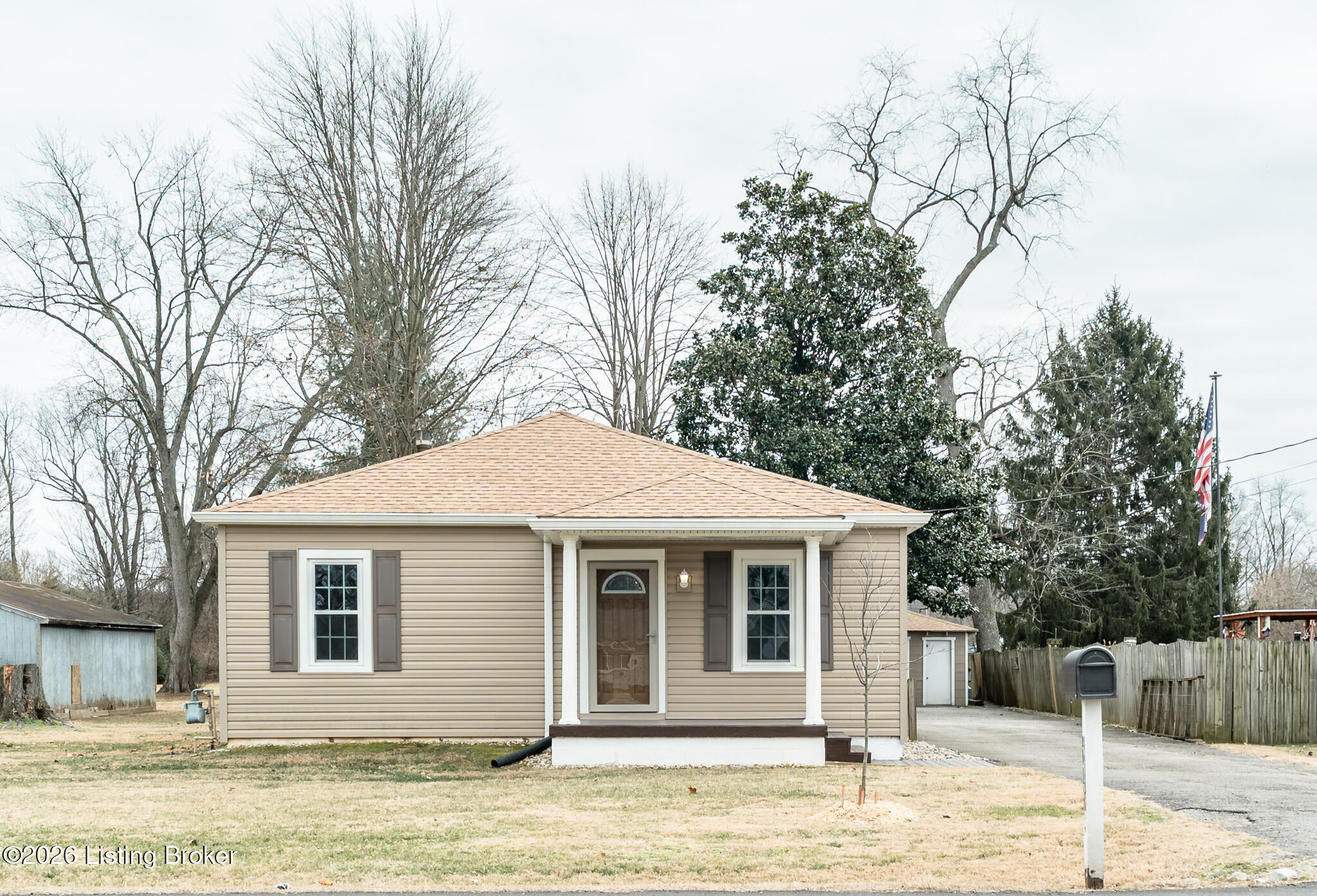 4916 Valley Station Road Louisville, KY 40272 - Photo 3 of 38 DSC02537-HDR-1