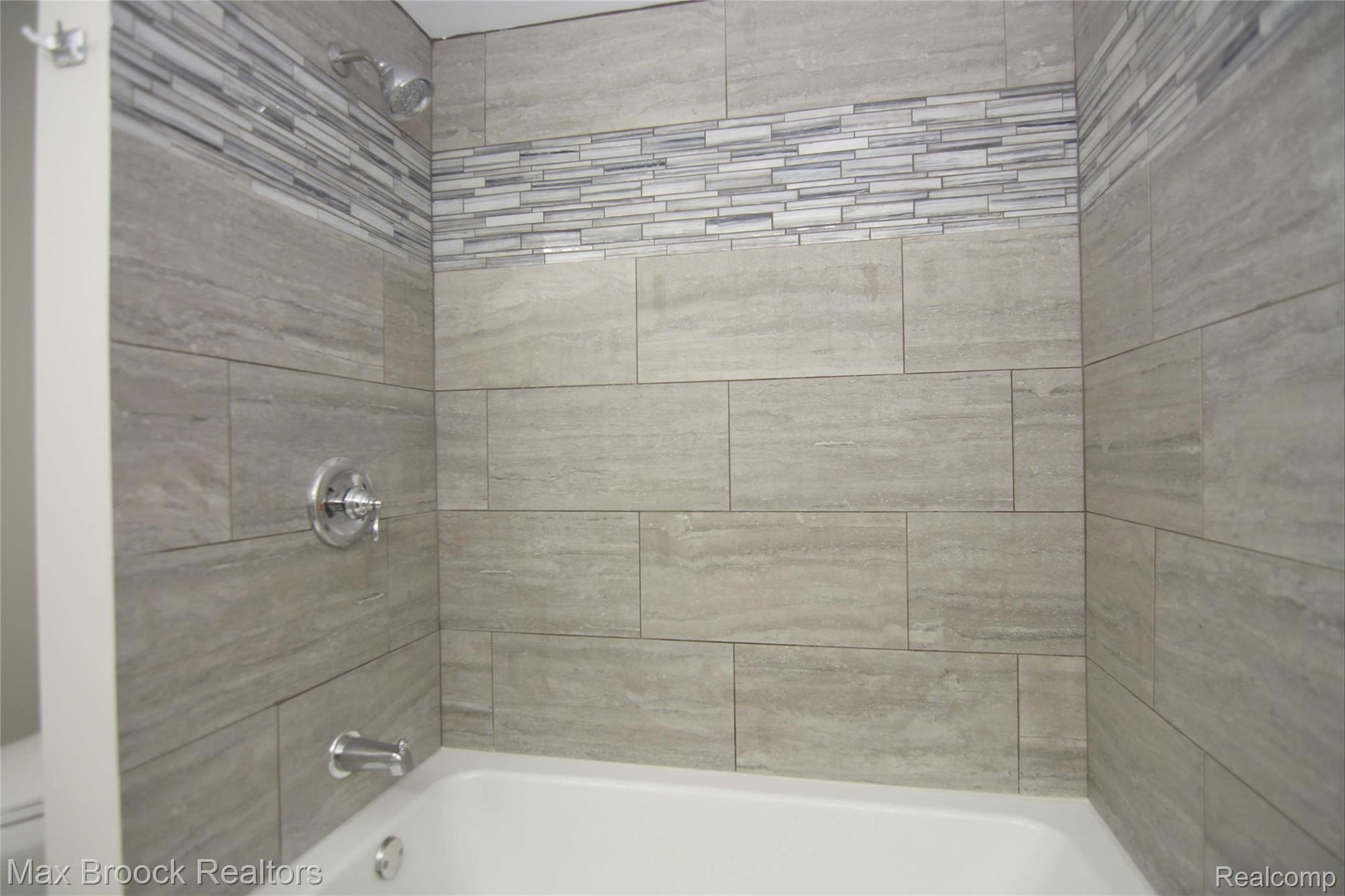 37206 Chesapeake Road Farmington, MI 48335 - Photo 23 of 31 Upper Bath Tub/Shower
