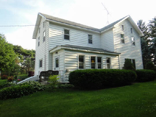 4007 East Lamm Road Freeport, IL 61032 - Photo 2 of 11 a front view of a house with a garden