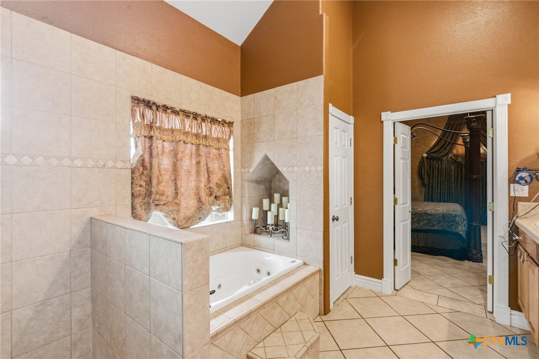 1739 Old Goliad Road Victoria, TX 77905 - Photo 22 of 43 a bathroom with a tub sink and mirror