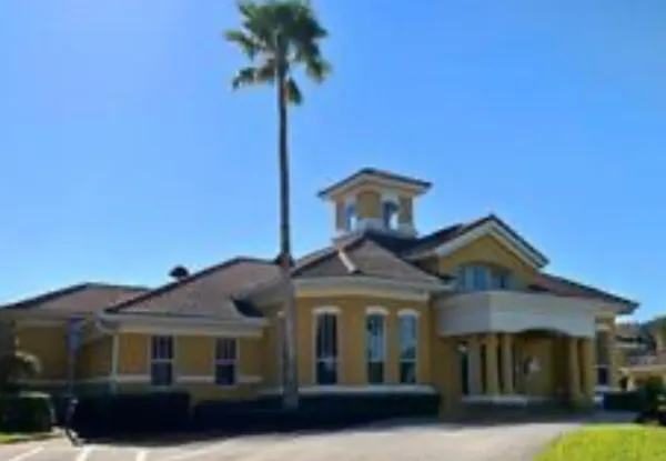 a view of a backyard