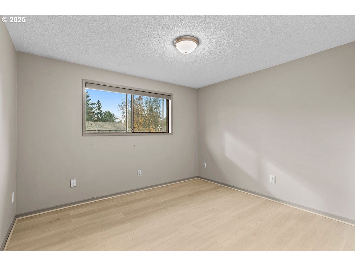 9 Britten Court Lake Oswego, OR 97035 - Photo 23 of 48 a view of empty room with window