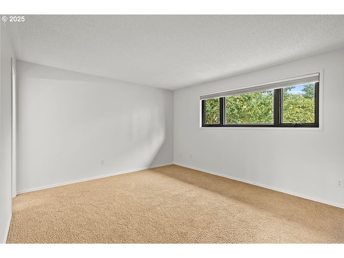 9 Britten Court Lake Oswego, OR 97035 - Photo 29 of 48 an empty room with windows