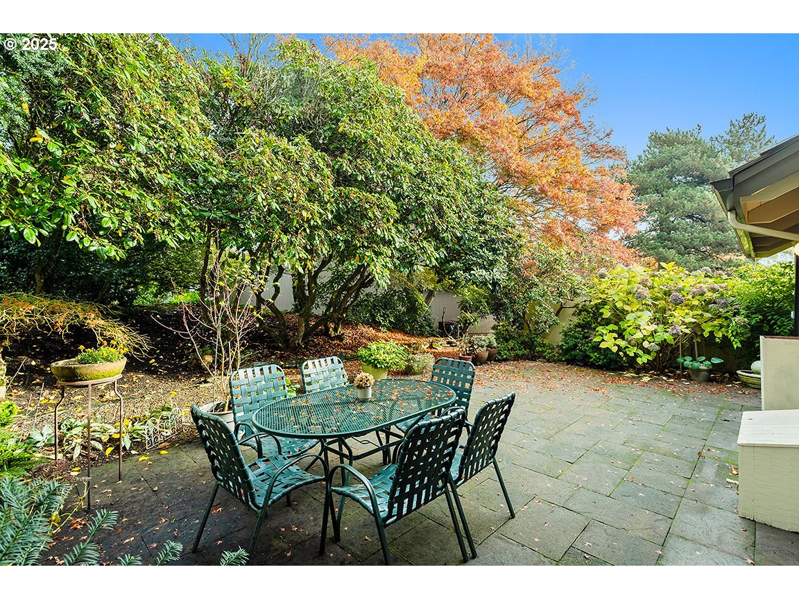 9 Britten Court Lake Oswego, OR 97035 - Photo 35 of 48 a backyard of a house with table and chairs