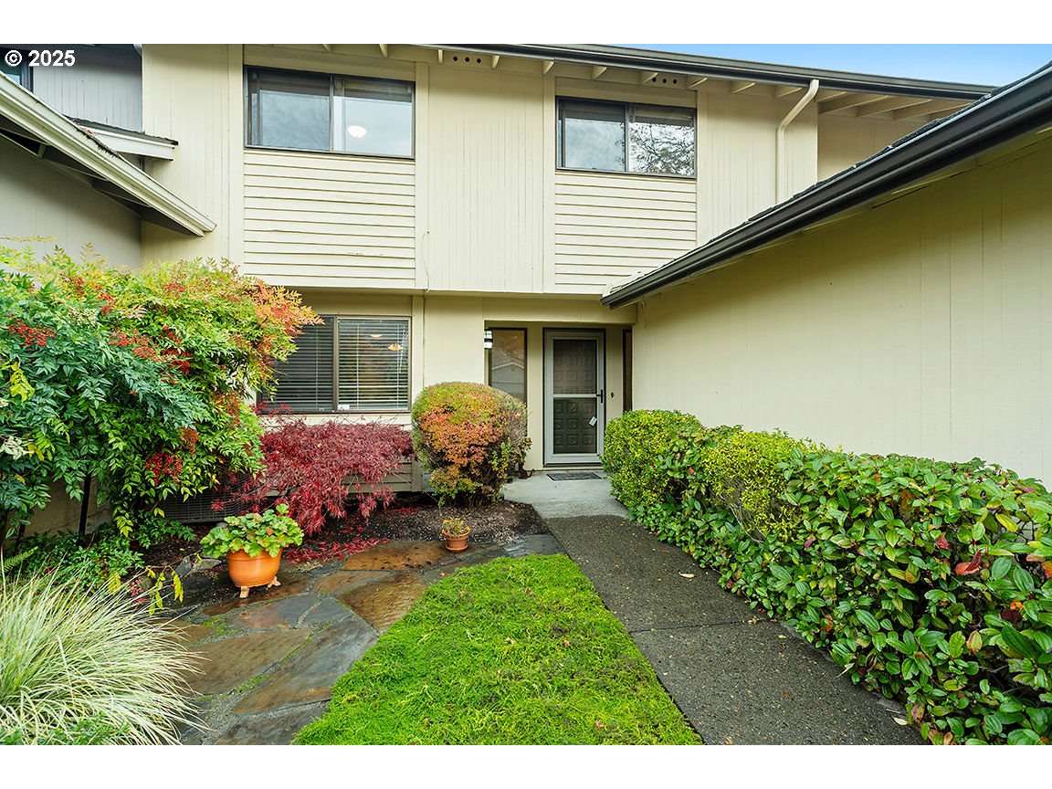 9 Britten Court Lake Oswego, OR 97035 - Photo 4 of 48 a backyard of a house with table and chairs