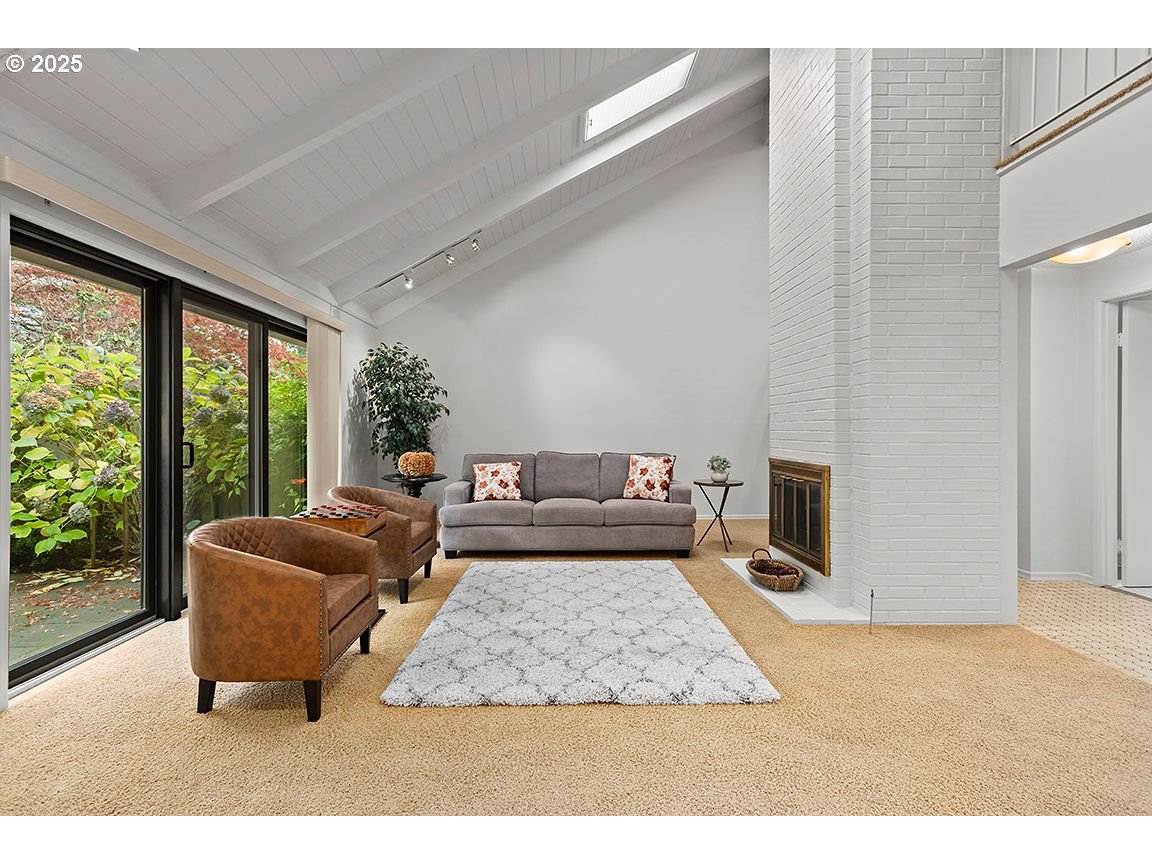 9 Britten Court Lake Oswego, OR 97035 - Photo 10 of 48 a living room with furniture and a rug