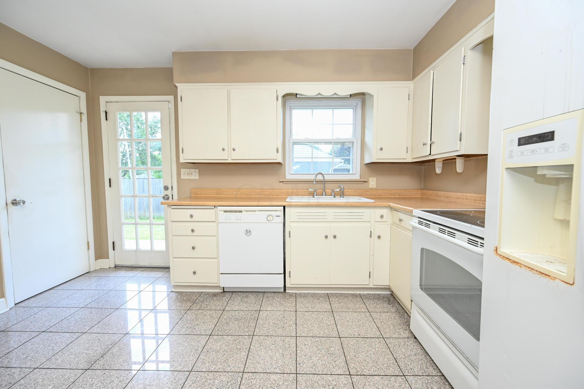 2261 Zollinger Road Columbus, OH 43221 - Photo 14 of 29 Kitchen