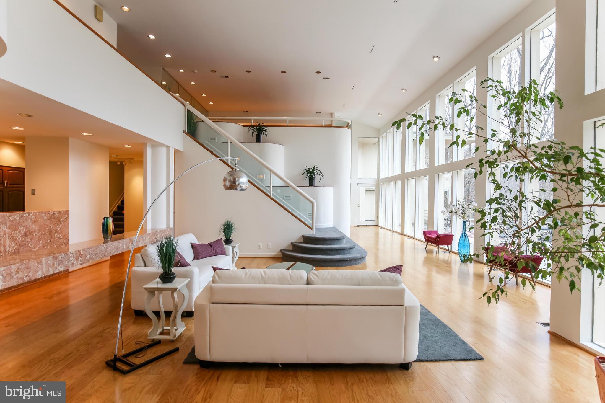 625 Potomac River Road McLean, VA 22102 - Photo 7 of 30 Living Room