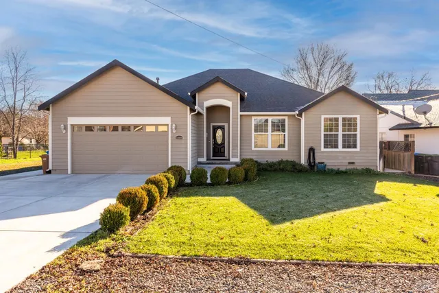a view of a house with swimming pool and yard