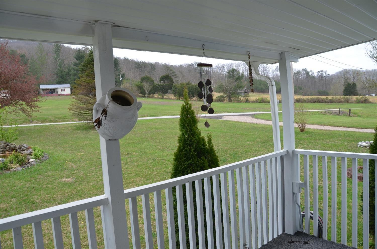 983 Dry Branch Road Irvine, KY 40336 - Photo 6 of 19 The seller says her moved loved her neig