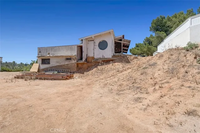 a view of an outdoor space