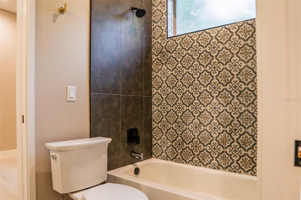 2514 Shannon Road Orlando, FL 32806 - Photo 36 of 53 a bathroom with a toilet and a bathtub