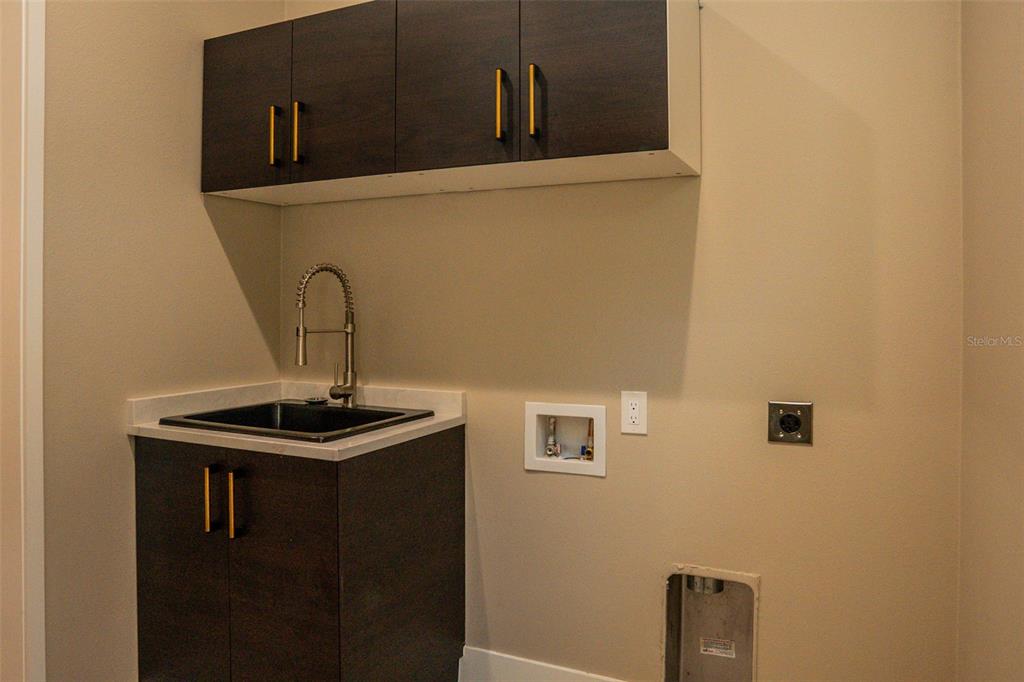 2514 Shannon Road Orlando, FL 32806 - Photo 41 of 53 a sink and a mirror