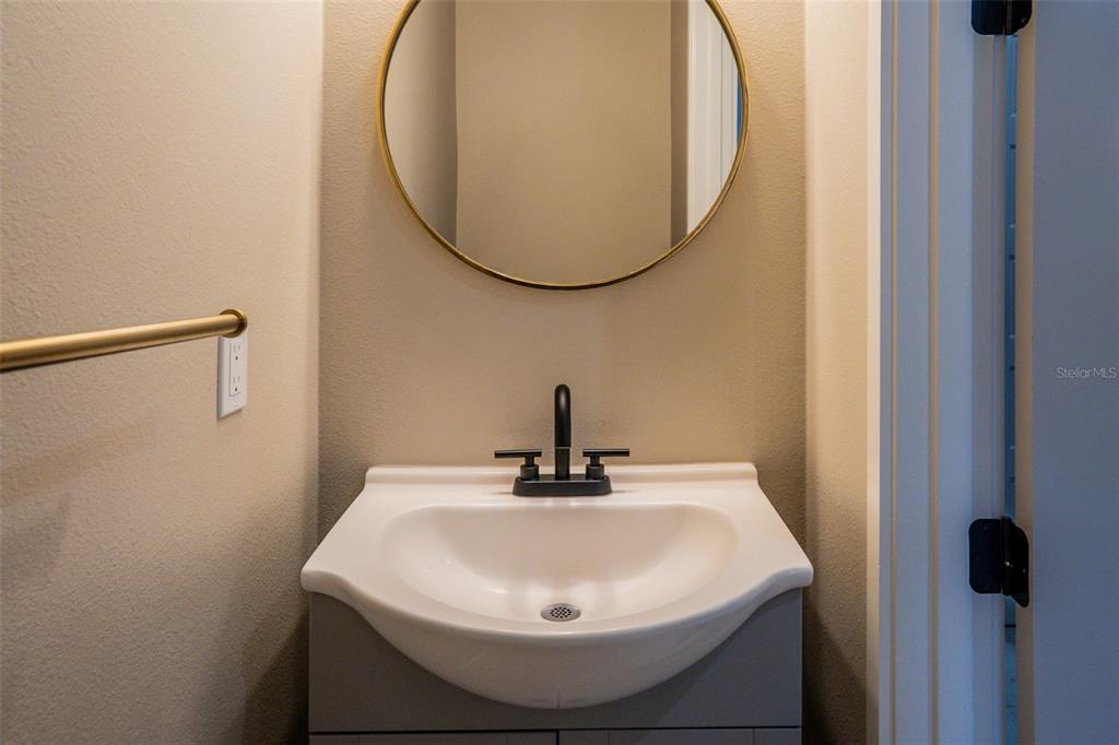 2514 Shannon Road Orlando, FL 32806 - Photo 44 of 53 a sink with a mirror