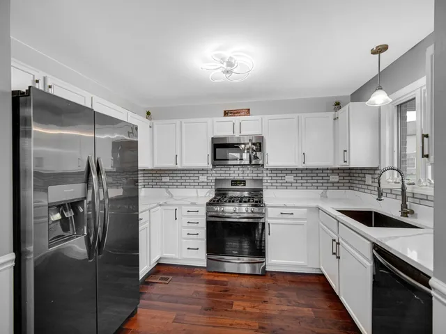 $459,900 | 2122 Sky Harbor Drive, New Lenox, IL 60451