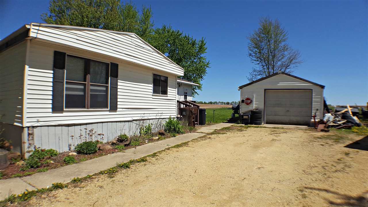 3916 Markham Road Winnebago, IL 61088 - Photo 6 of 16 a front view of a house