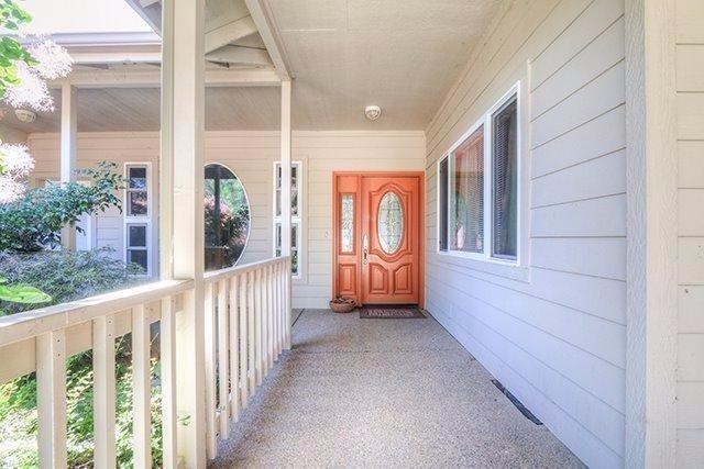6555 Hugo Road Grants Pass, OR 97526 - Photo 3 of 31 Covered porch entry way.