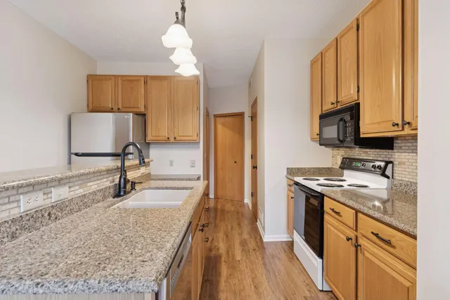 $284,900 | 2687 Mallard Drive, Woodbury, MN 55125