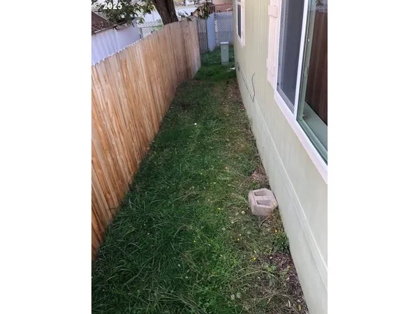 a view of a backyard