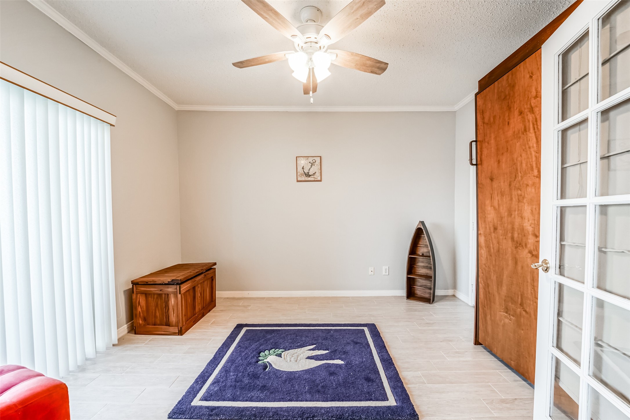 351 Lakeside Lane, Unit 209 Houston, TX 77058 - Photo 14 of 37 a room with furniture and a rug