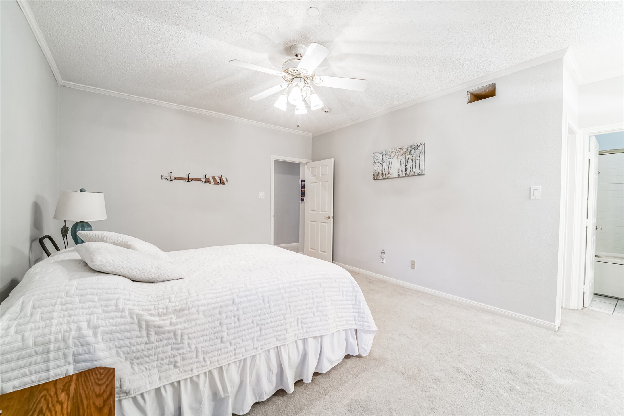 351 Lakeside Lane, Unit 209 Houston, TX 77058 - Photo 20 of 37 a bedroom with a bed and a chandelier