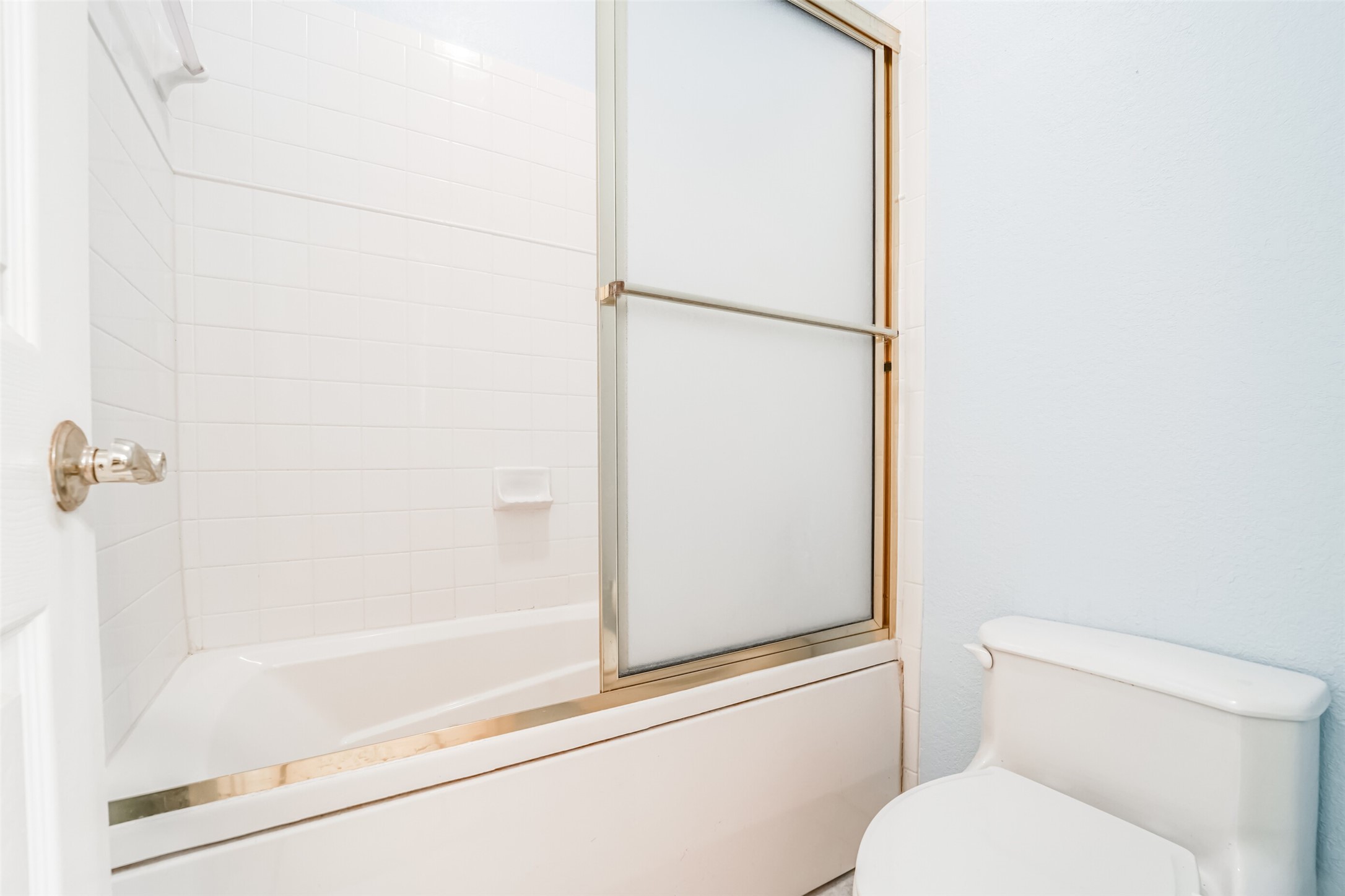 351 Lakeside Lane, Unit 209 Houston, TX 77058 - Photo 22 of 37 a bathroom with a toilet and a bathtub