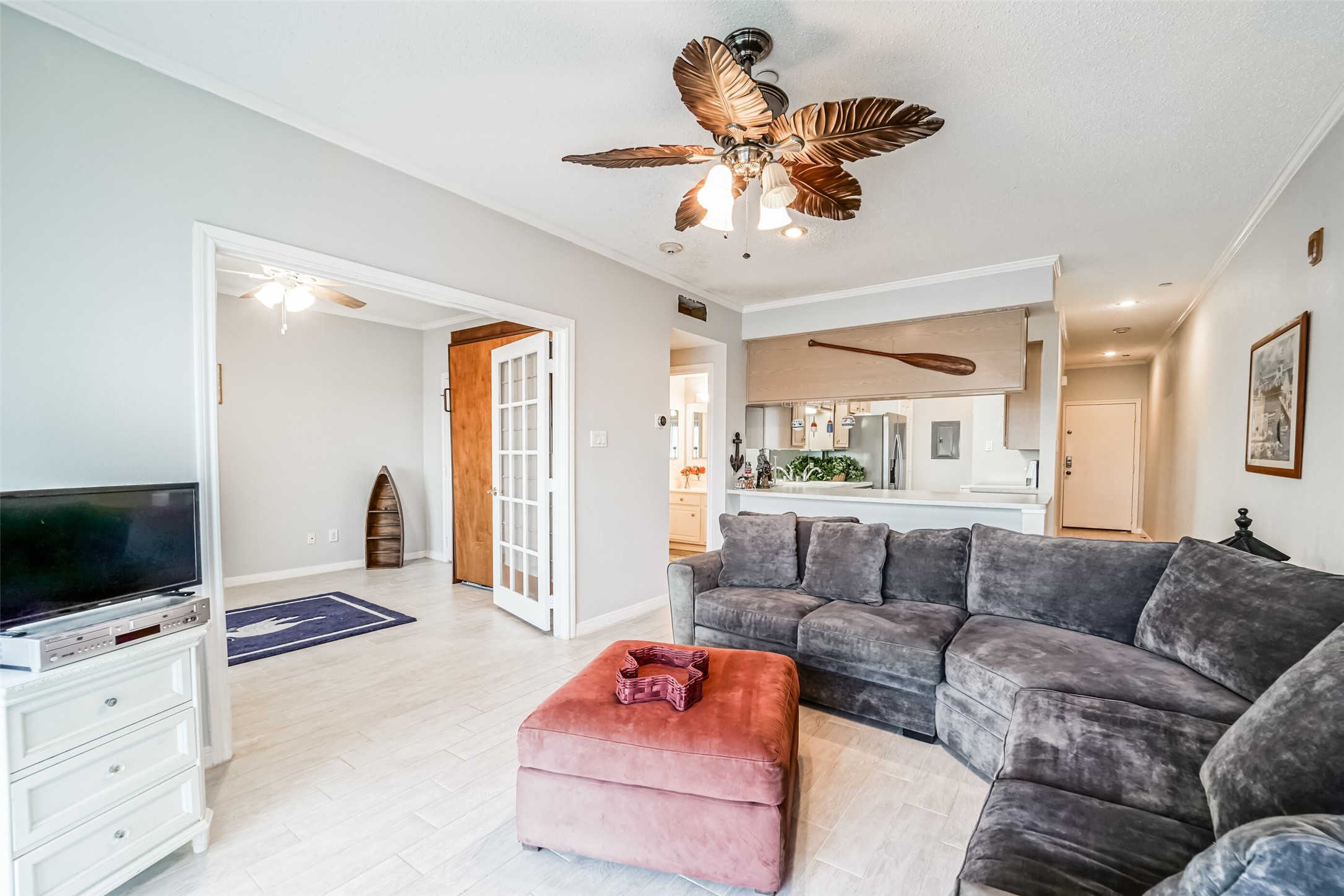351 Lakeside Lane, Unit 209 Houston, TX 77058 - Photo 5 of 37 a living room with furniture and a flat screen tv