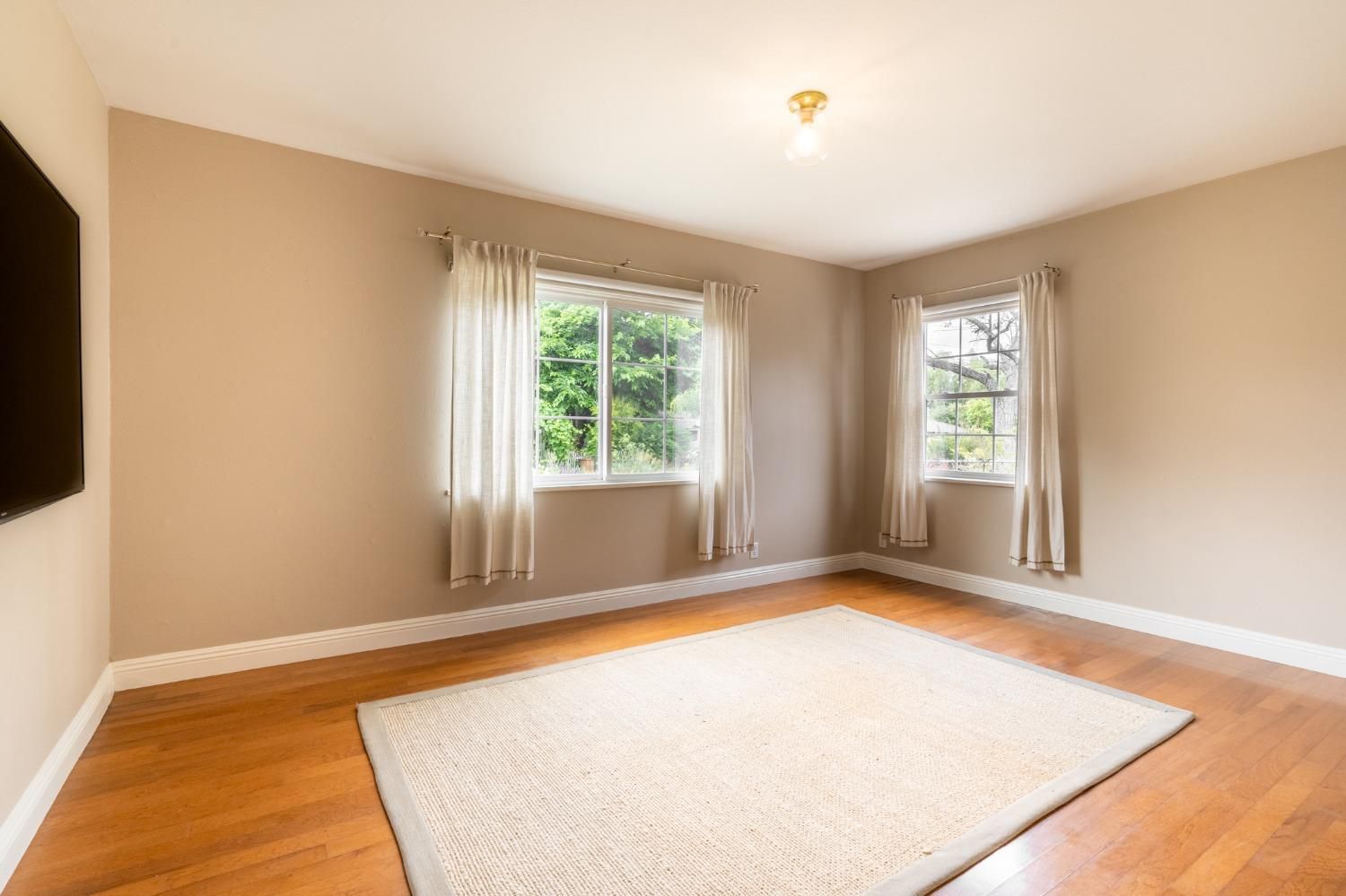 412 Franklin Drive Ojai, CA 93023 - Photo 11 of 50 an empty room with windows
