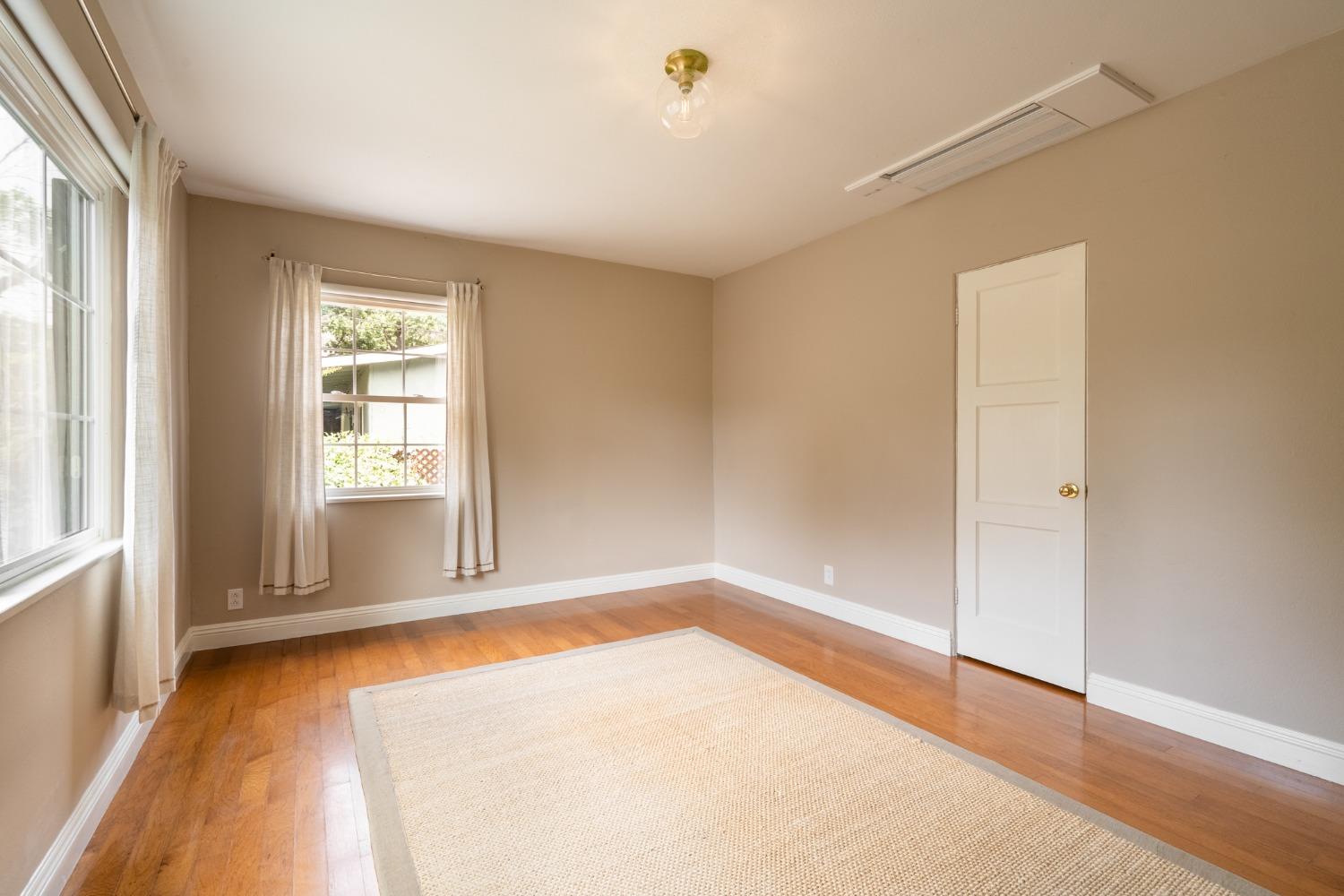 412 Franklin Drive Ojai, CA 93023 - Photo 32 of 50 an empty room with window