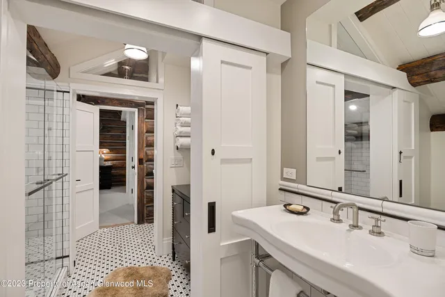 a en suite bathroom with a sink and a mirror
