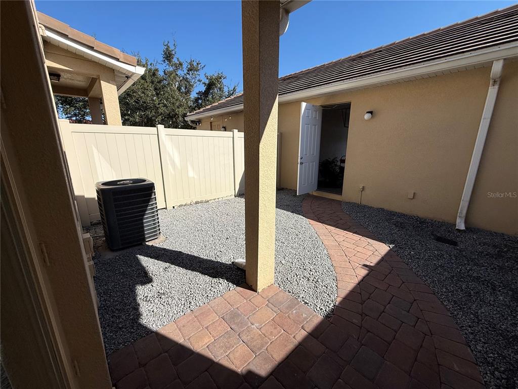 7605 Ripplepointe Way Windermere, FL 34786 - Photo 21 of 27 a view of a hallway