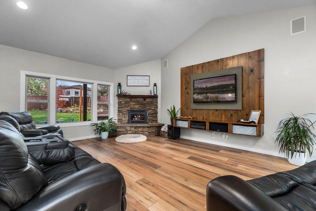 2348 Southwest 43rd Street Redmond, OR 97756 - Photo 8 of 42 Vaulted great room