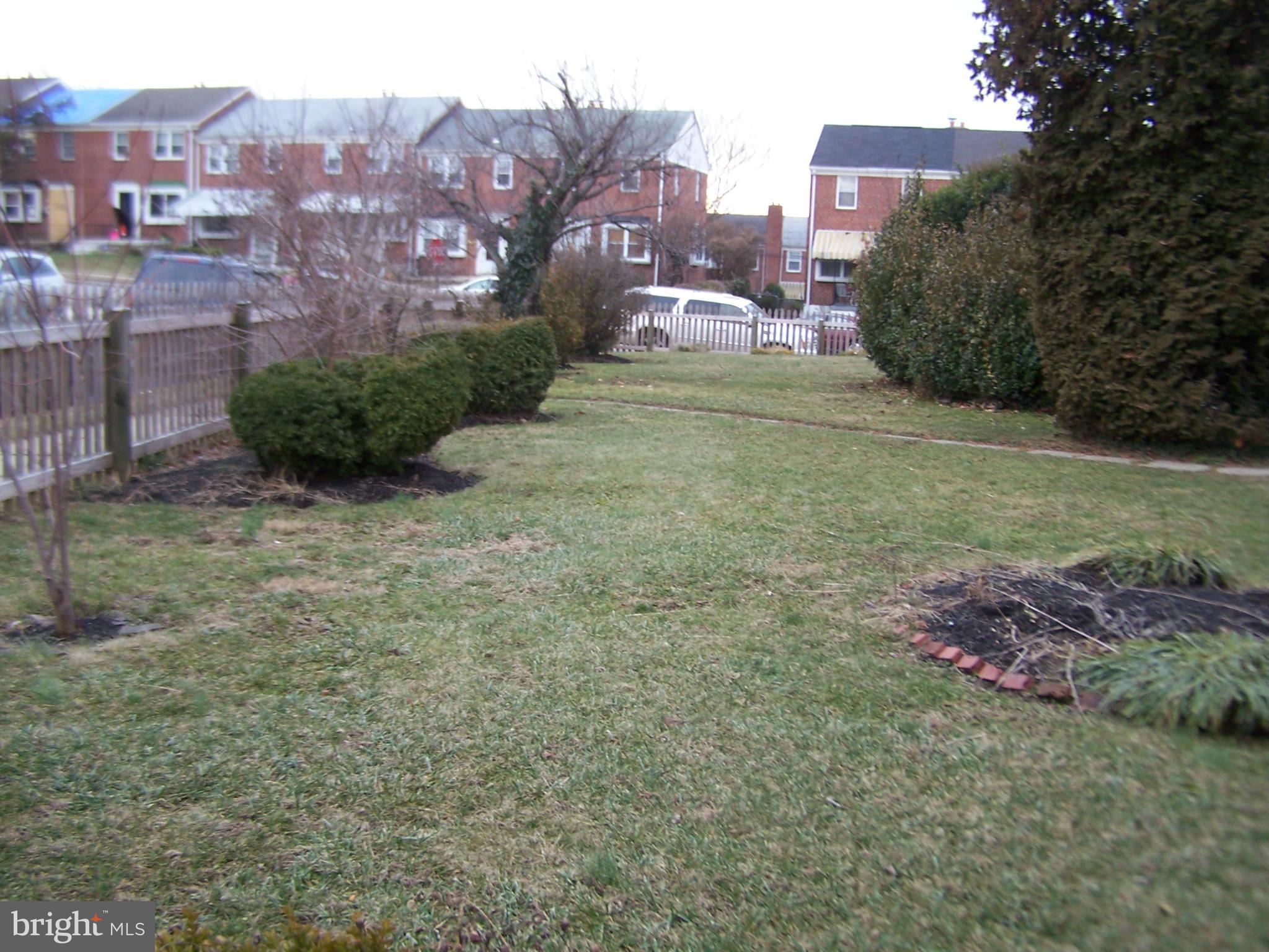 1212 Gleneagle Road Baltimore, MD 21239 - Photo 2 of 18 Side yard