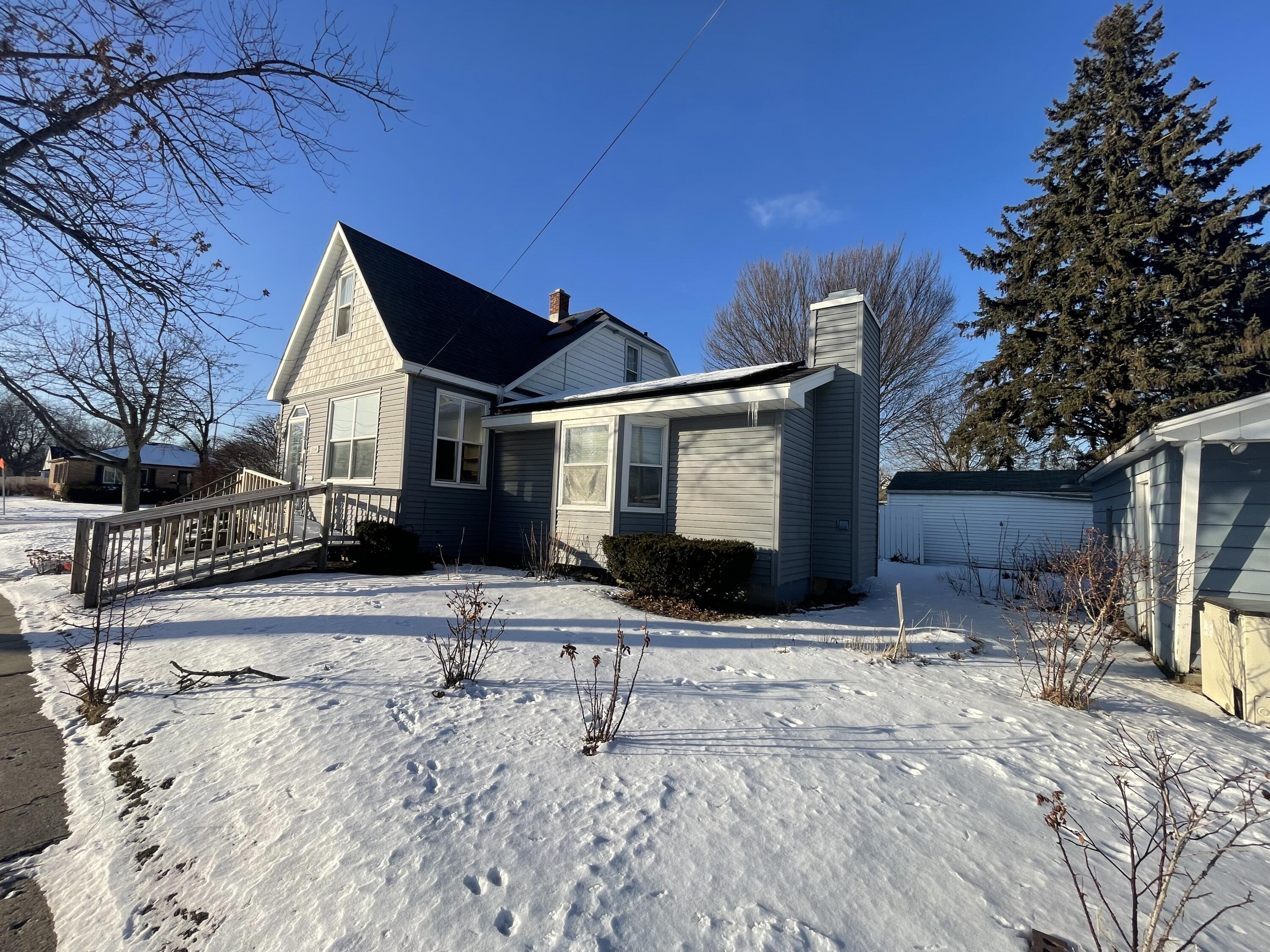 1314 79th Street Kenosha, WI 53143 - Photo 2 of 33 IMG_7422