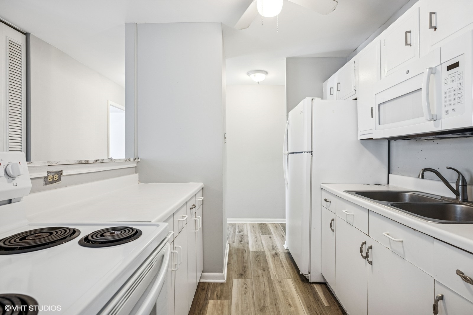 6171 North Sheridan Road, Unit 2404 Chicago, IL 60660 - Photo 11 of 30 a kitchen with a sink a stove and cabinets
