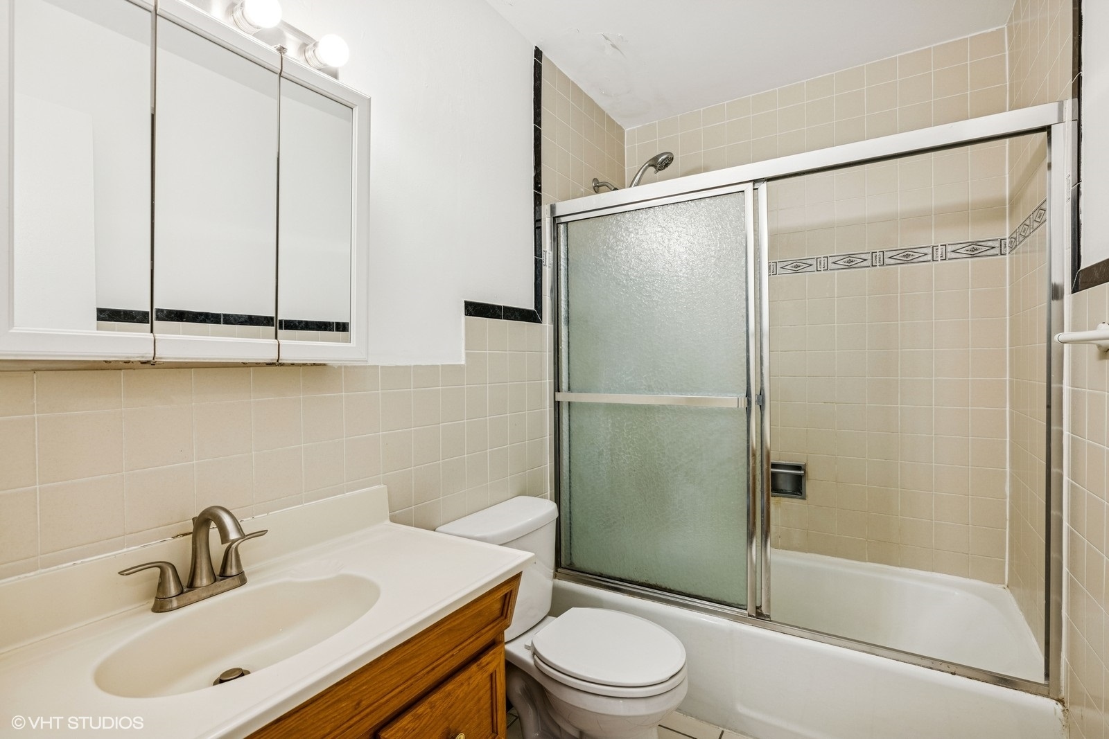 6171 North Sheridan Road, Unit 2404 Chicago, IL 60660 - Photo 15 of 30 a bathroom with a sink toilet and shower