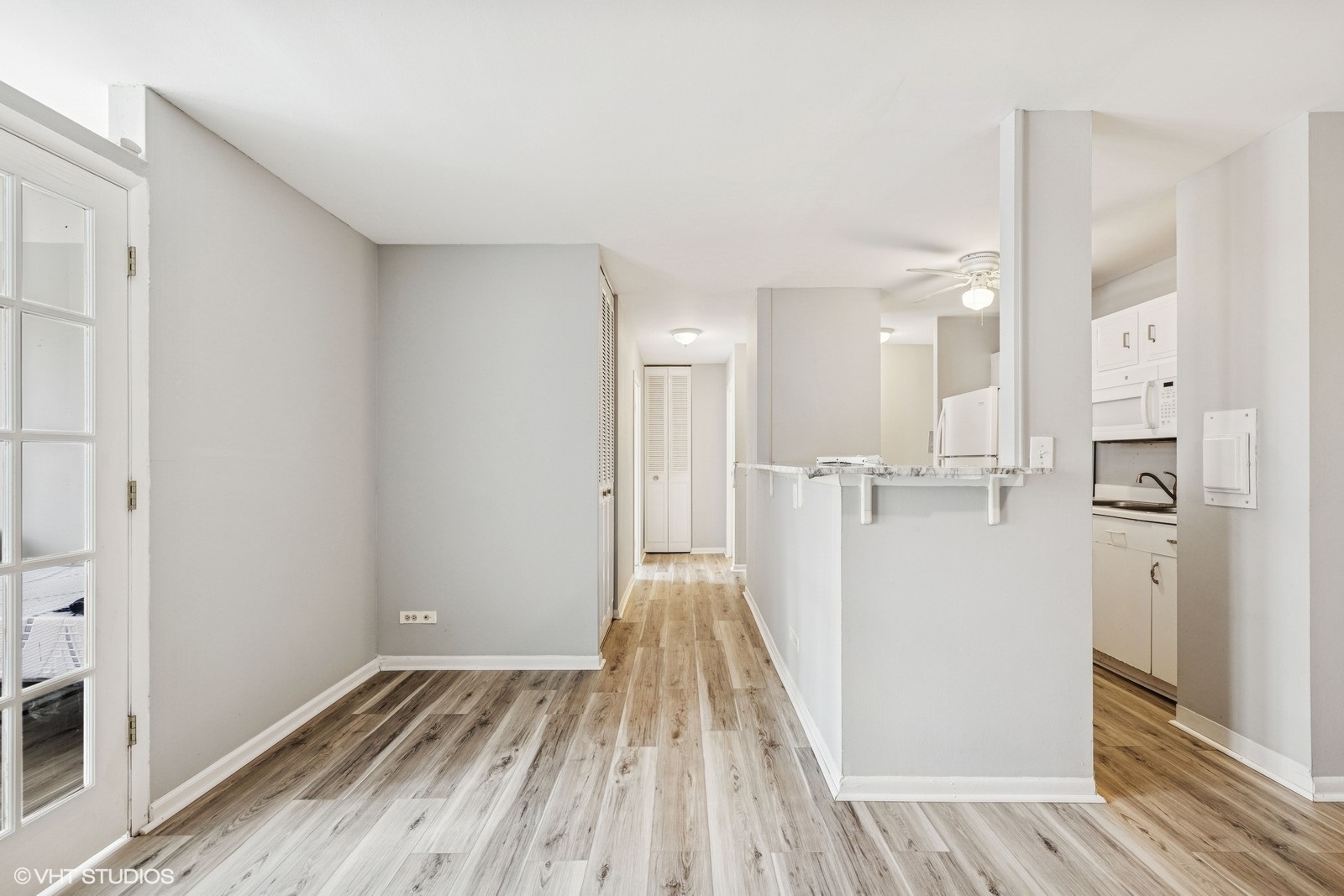 6171 North Sheridan Road, Unit 2404 Chicago, IL 60660 - Photo 18 of 30 a view of a kitchen from the hallway