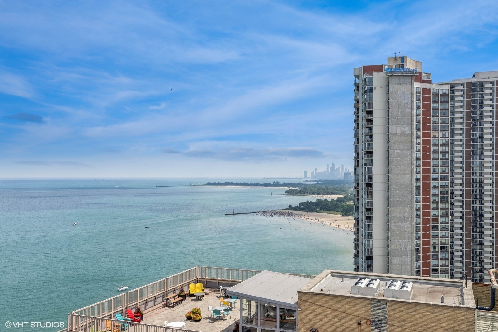 6171 North Sheridan Road, Unit 2404 Chicago, IL 60660 - Photo 22 of 30 a view of roof with city view