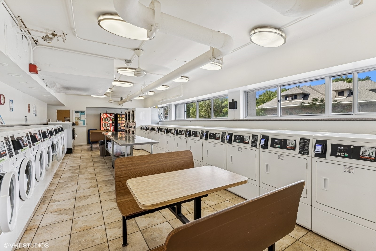 6171 North Sheridan Road, Unit 2404 Chicago, IL 60660 - Photo 26 of 30 a living room with lots of furniture and white walls