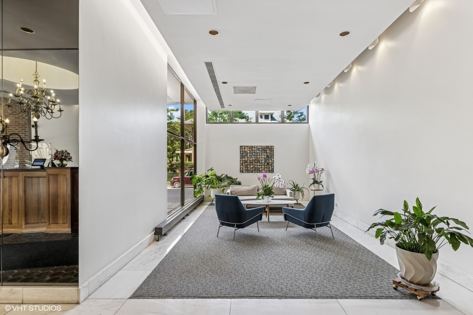 6171 North Sheridan Road, Unit 2404 Chicago, IL 60660 - Photo 7 of 30 a living room with furniture