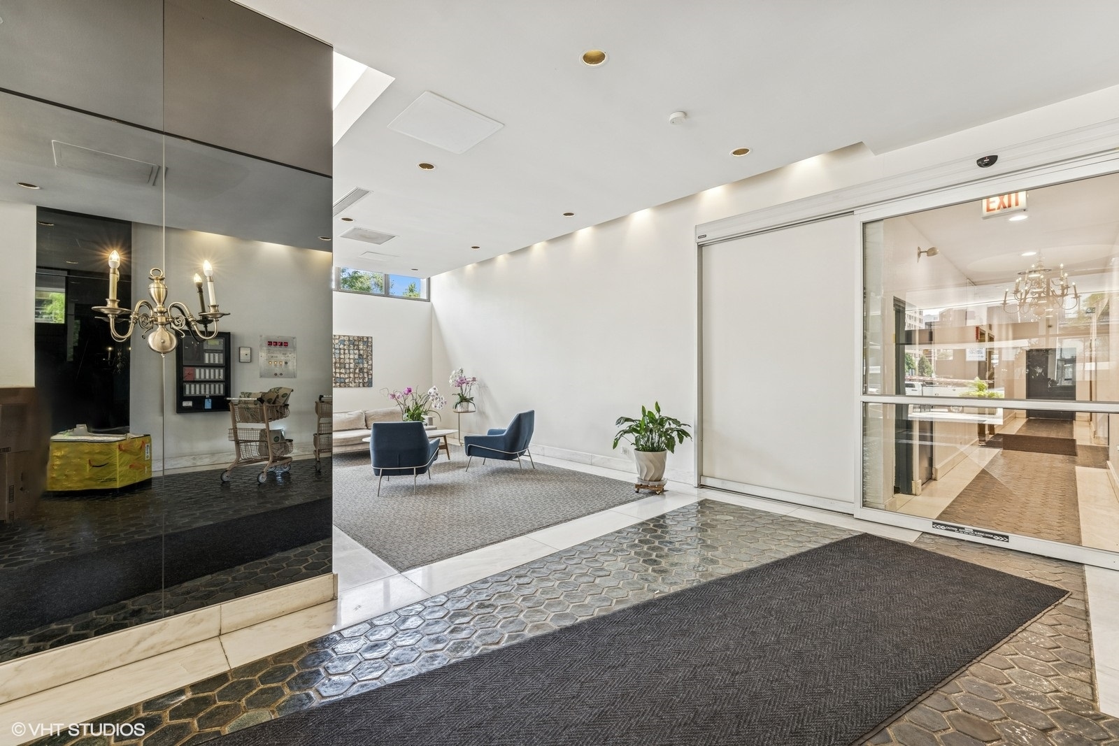 6171 North Sheridan Road, Unit 2404 Chicago, IL 60660 - Photo 8 of 30 a lobby with a couch and a rug