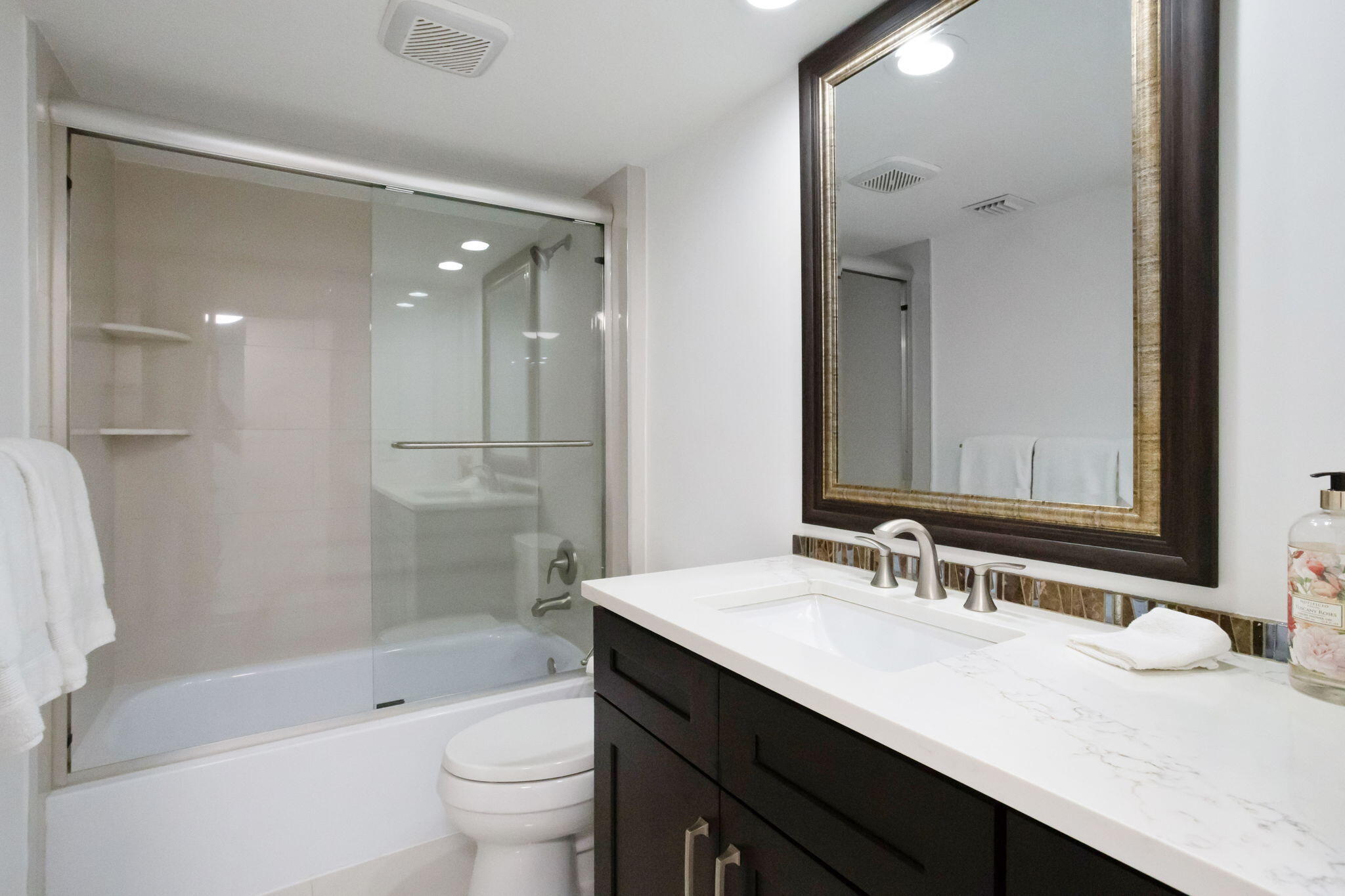 6073 Balboa Circle, Unit 201 Boca Raton, FL 33433 - Photo 5 of 40 Bathroom 2