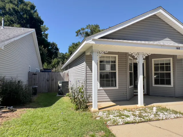 a view of a house with backyard and garden