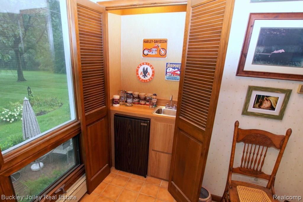 1150 Taylor Road Brighton, MI 48114 - Photo 8 of 27 Private Wet Bar