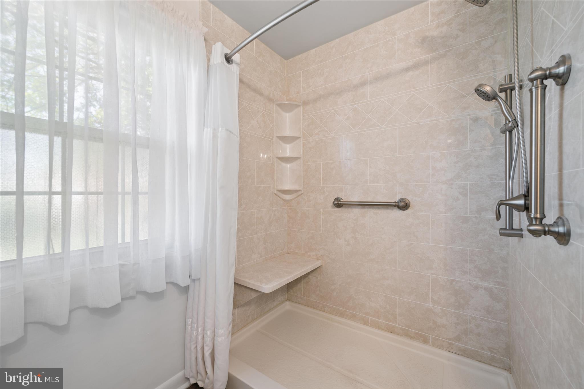 17223 Clover Leaf Road Hagerstown, MD 21740 - Photo 30 of 59 Primary Bathroom
